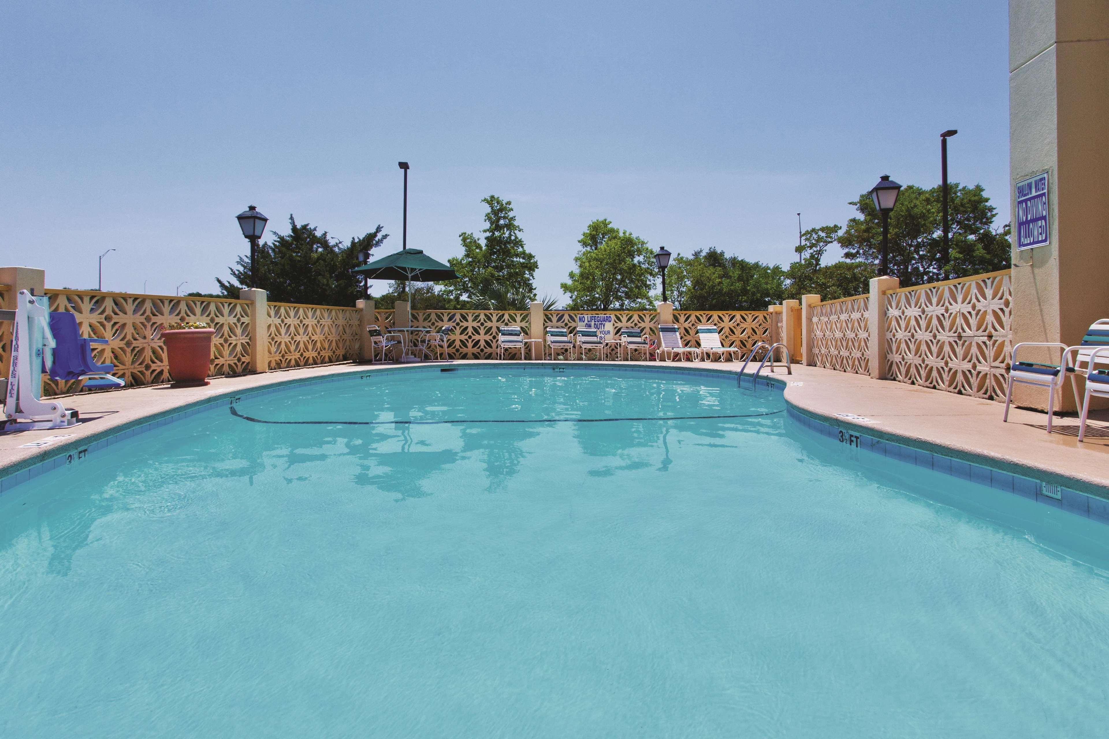 La Quinta By Wyndham Charleston Riverview Exterior photo